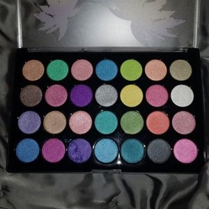 BH Cosmetics - Club Tropicana 28 Color Foil Eyeshadow Palette (shade shattered)